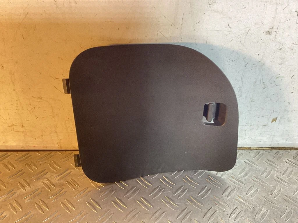 Fuse box cover – Toyota Land Cruiser (J200) (2008-)