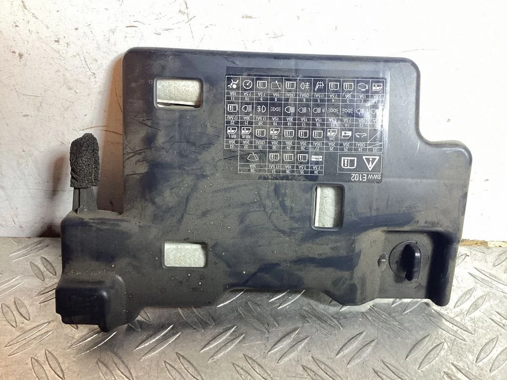 Fuse box cover – Honda CR-V (2007-2012)