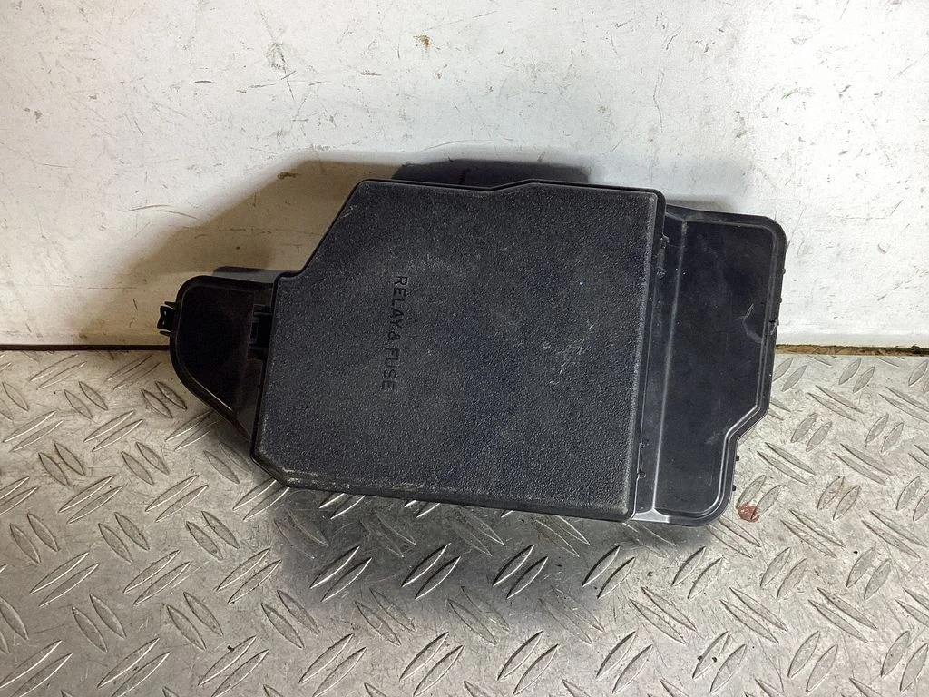Fuse box cover – Lexus RX 450H (2016-)