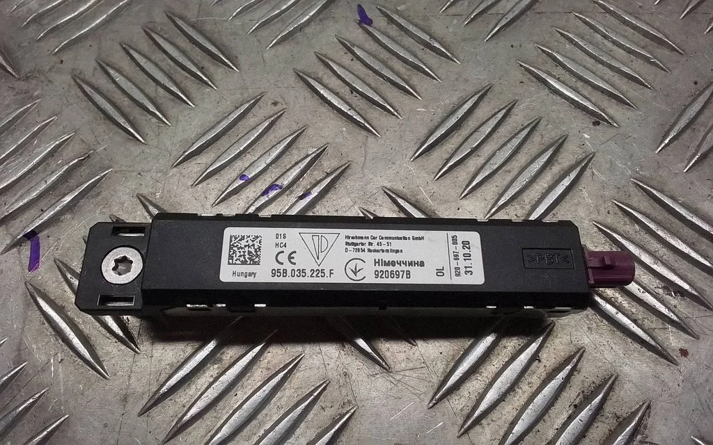 Aerial antenna amplifier – Porsche Cayenne (9Y0 9Y3) (2018-)