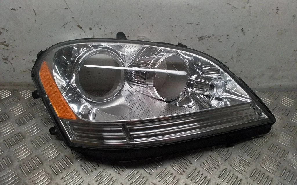 Headlight part – Mercedes-Benz ML-Class W164 (2005-2011)