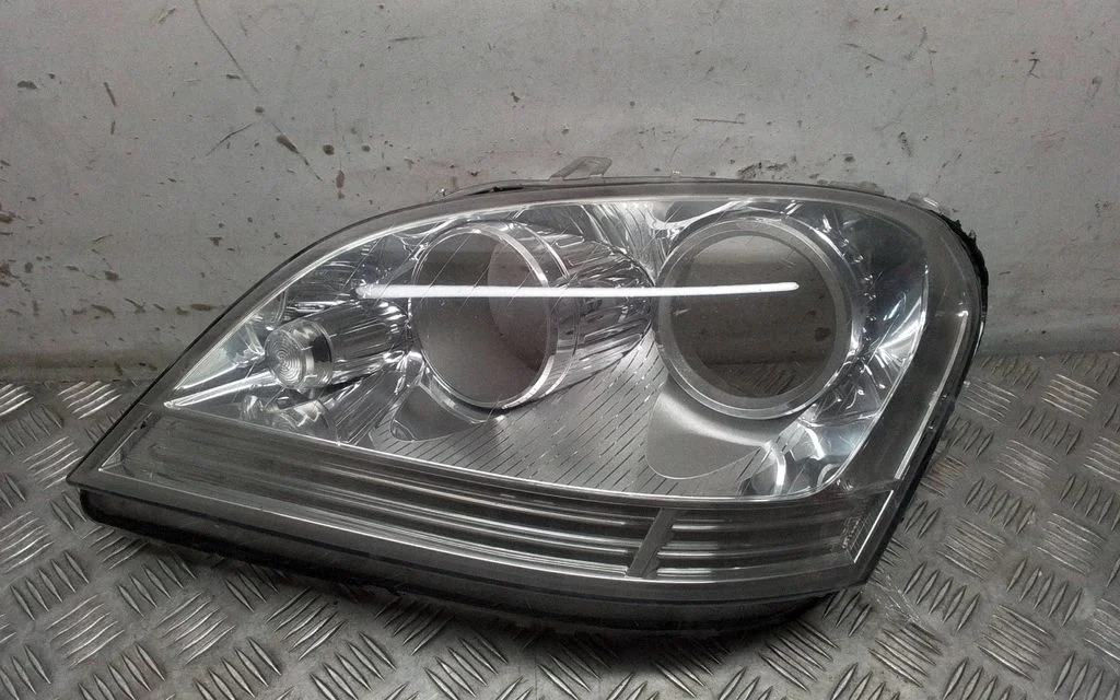 Headlight part – Mercedes-Benz ML-Class W164 (2005-2011)