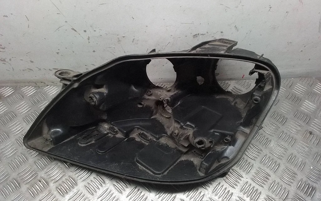 Headlight part – Mercedes-Benz ML-Class W164 (2005-2011)