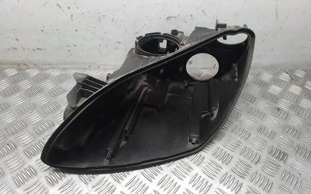 Headlight part 1305237346
