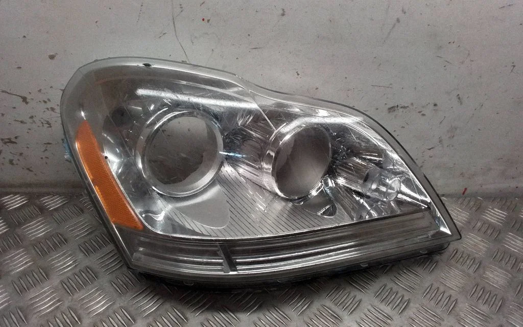 Headlight part – Mercedes-Benz ML-Class W164 (2005-2011)