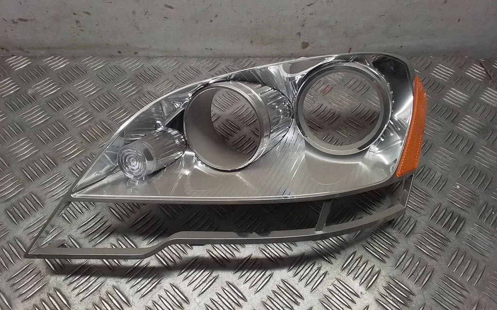 Headlight part – Mercedes-Benz ML-Class W164 (2005-2011)