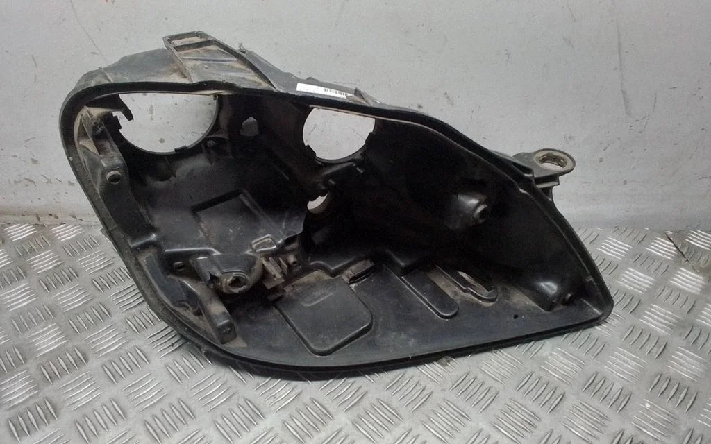 Headlight part – Mercedes-Benz ML-Class W164 (2005-2011)