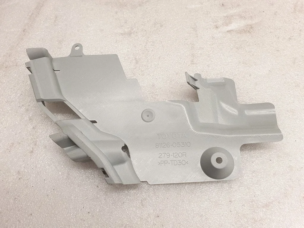 Esitule osa – Toyota Avensis T270 (2015-2018)