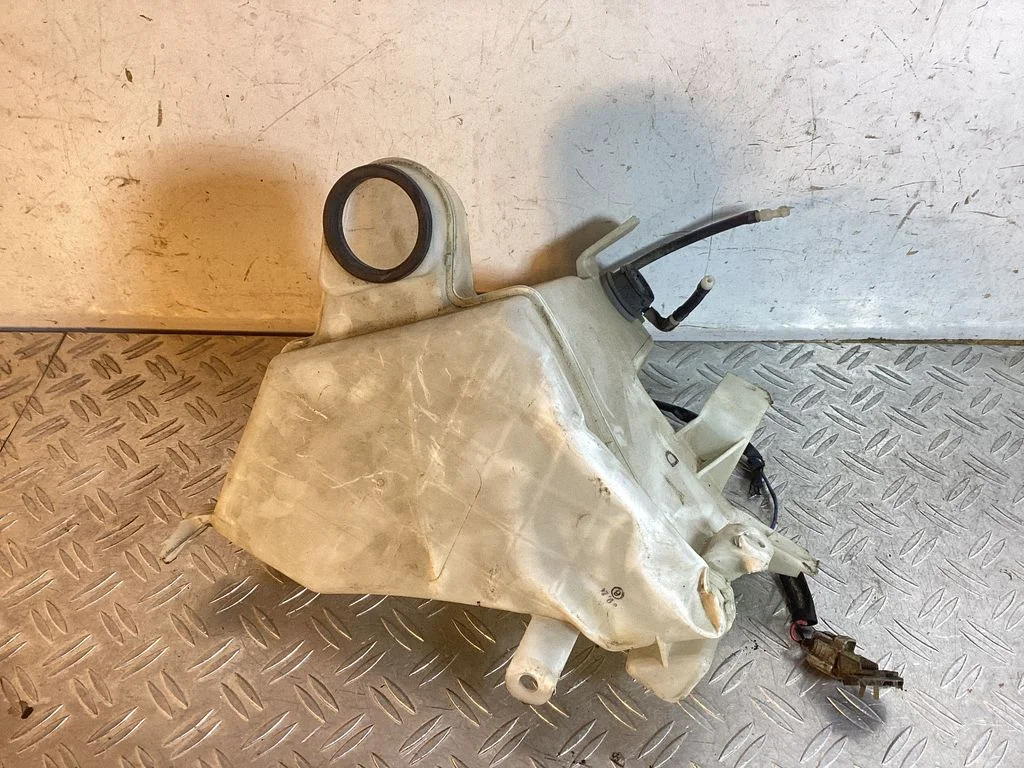 Windshield washer fluid reservoir/tank – Toyota Land Cruiser (J120) (2002-2009)