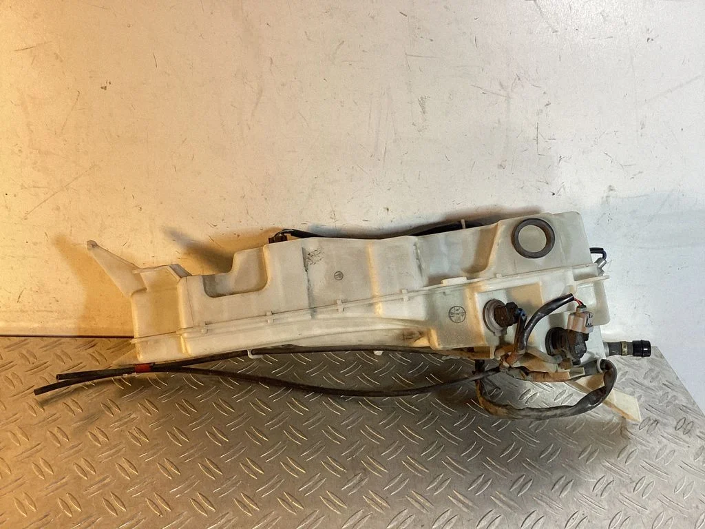 Windshield washer fluid reservoir/tank – Toyota Land Cruiser (J200) (2008-)