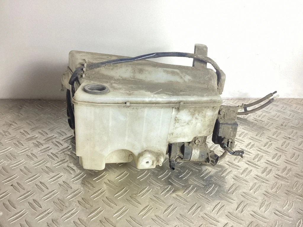 Windshield washer fluid reservoir/tank – Toyota Land Cruiser (J100) (1998-2007)