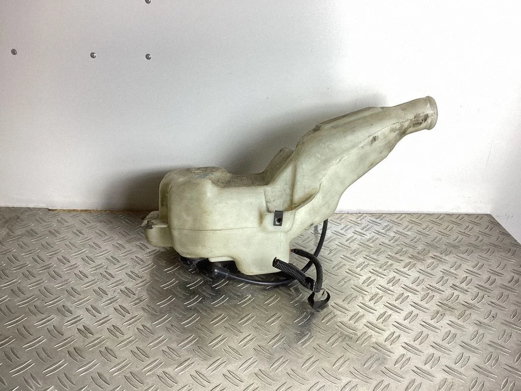 Windshield washer fluid reservoir/tank
