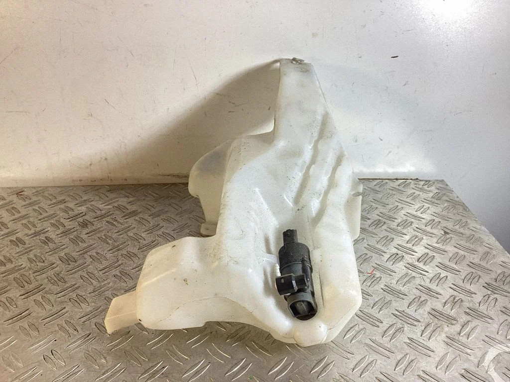 Windshield washer fluid reservoir/tank – Nissan Qashqai (2014-2016)