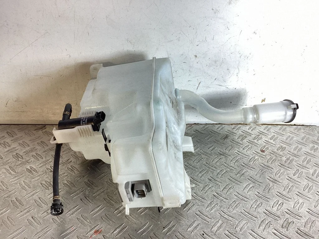 Windshield washer fluid reservoir/tank