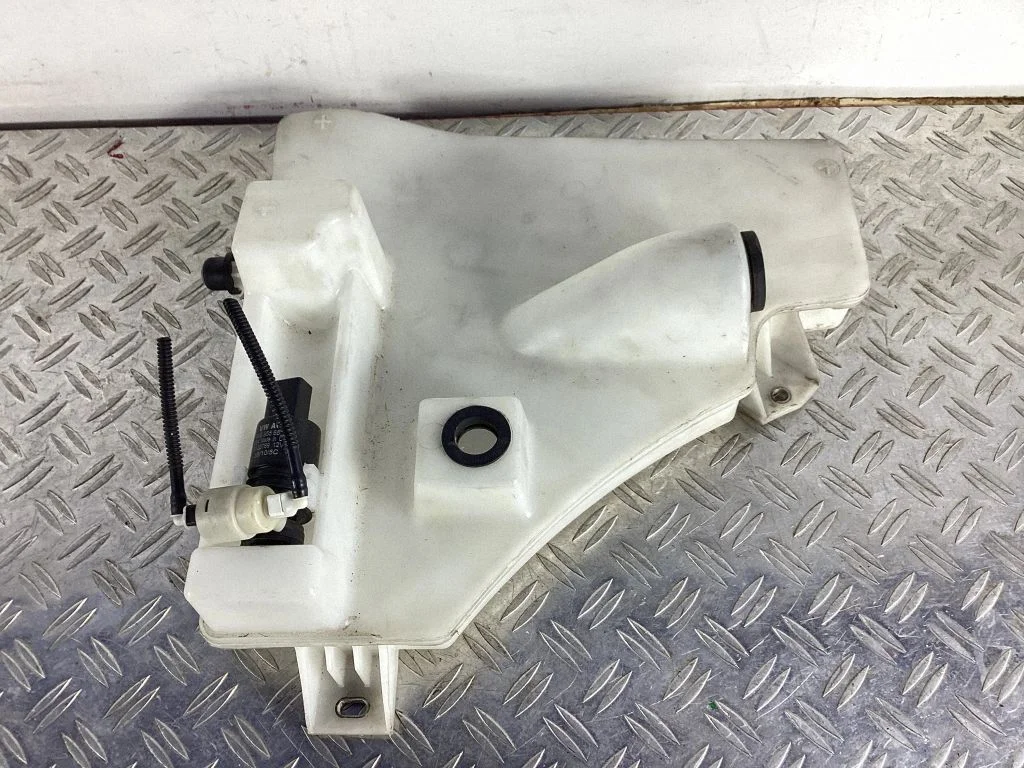 Windshield washer fluid reservoir/tank – Porsche Cayenne (92A) (2010-2017)
