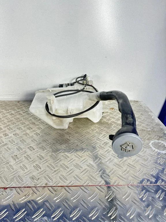 Windshield washer fluid reservoir/tank