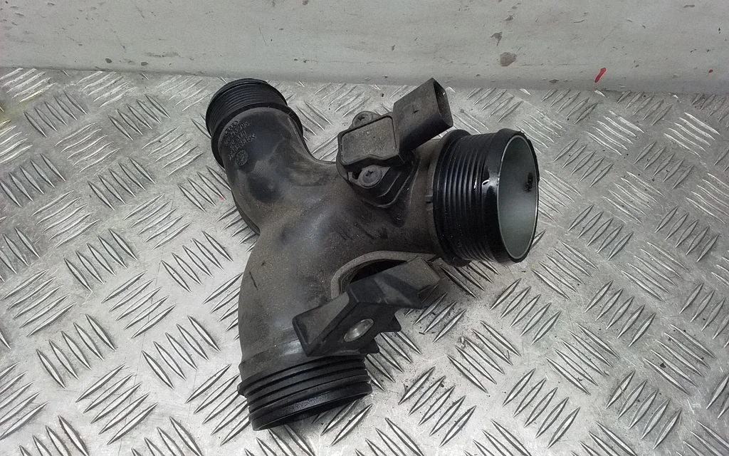 Wąż / rura intercoolera 4L0145795