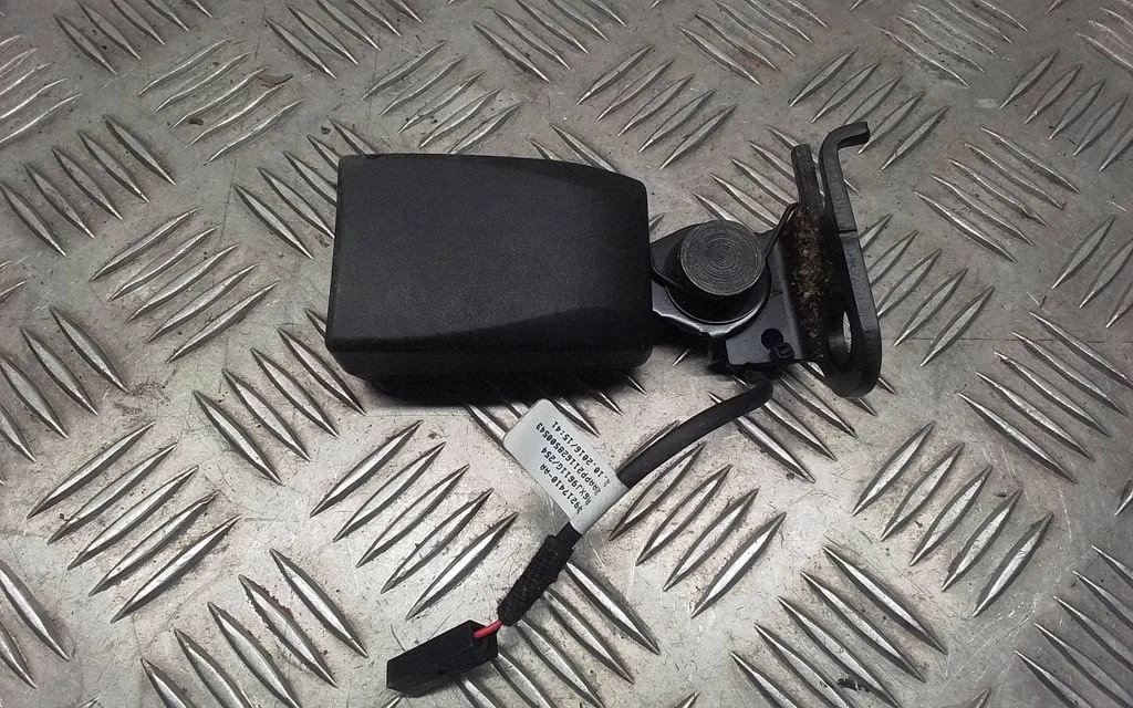 Rear seatbelt buckle – Porsche Macan (95B) (2019-)