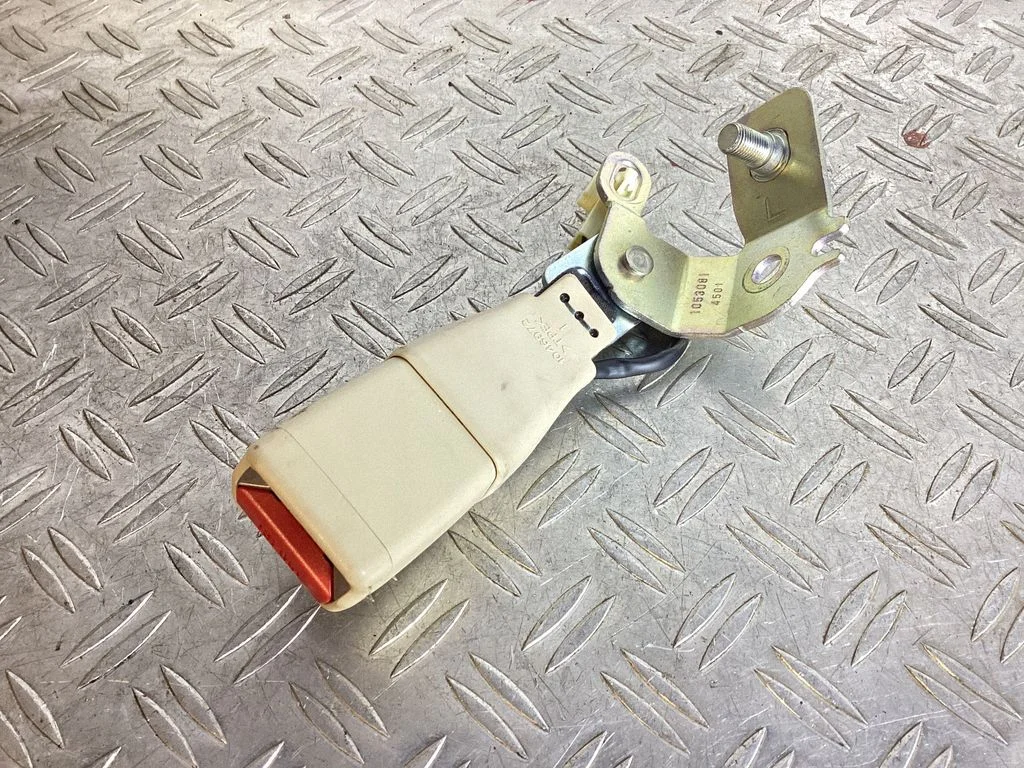 Rear seatbelt buckle