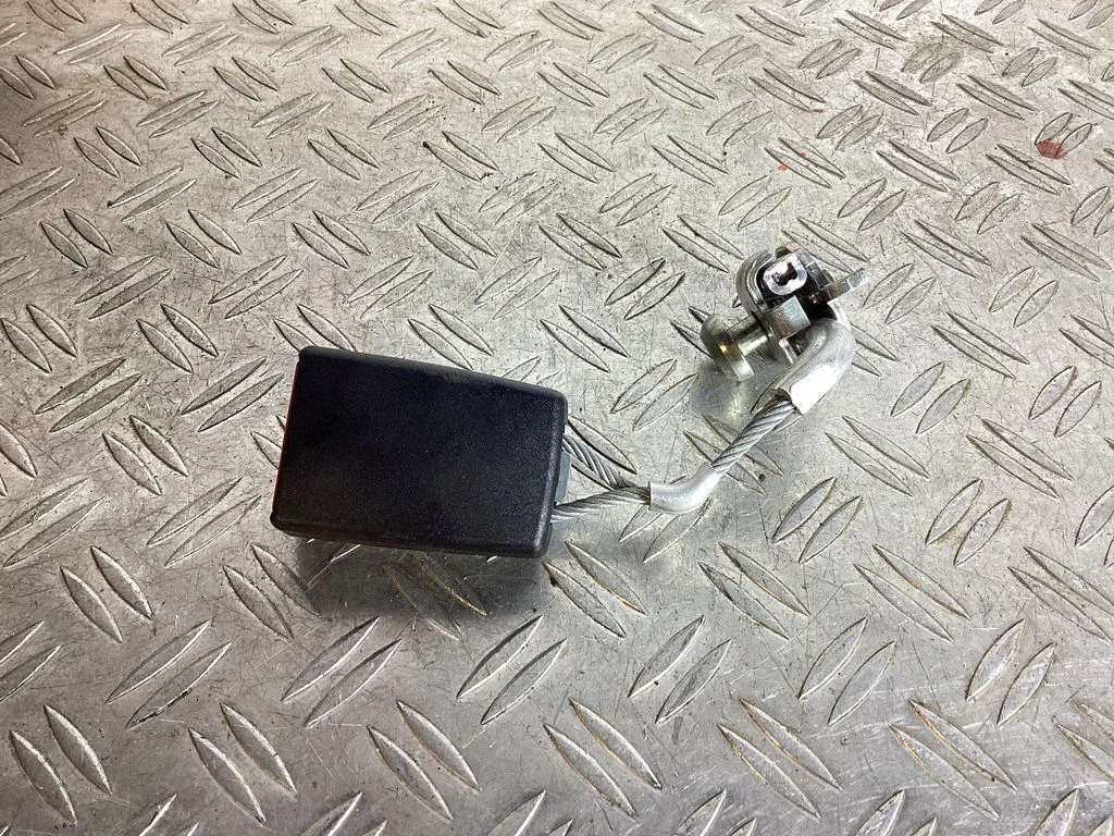Rear seatbelt buckle – BMW 6 Series F06 Gran coupe (2012-2018)
