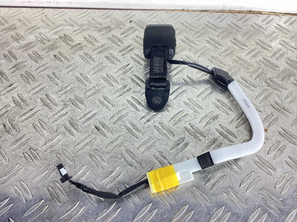 Rear seatbelt buckle – Lexus RC (2014-)