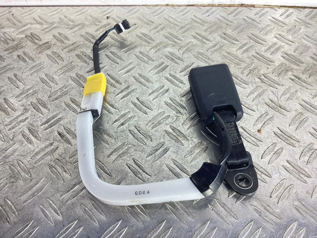 Rear seatbelt buckle – Lexus RC (2014-)