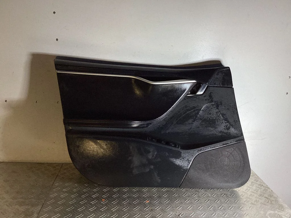 Eesmiste uste sisevooder – Tesla Model S (2012-)