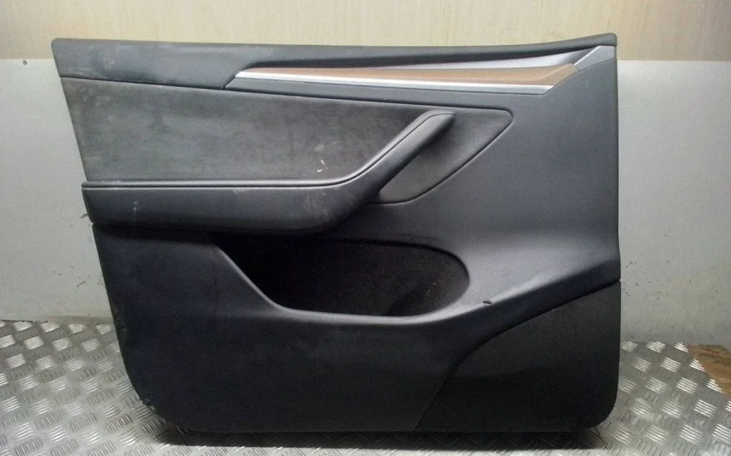 Eesmiste uste sisevooder – Tesla Model Y (2020-)
