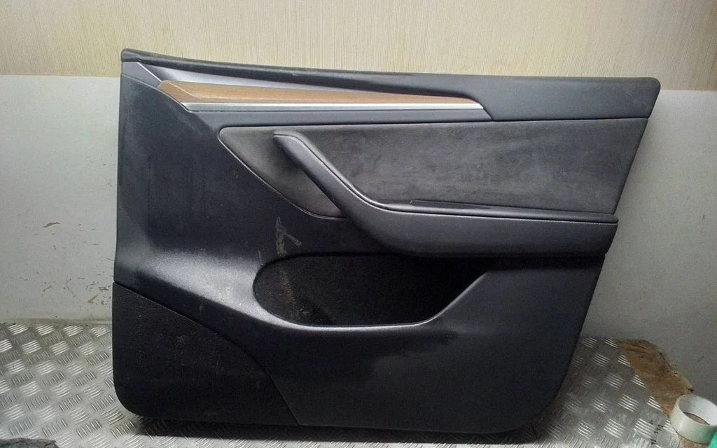 Eesmiste uste sisevooder – Tesla Model Y (2020-)