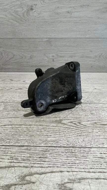 Dzinēja stiprinājuma kronšteins – BMW X3 E83 (2003-2010)