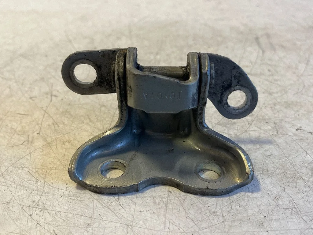 Rear door upper hinge – Toyota Avensis T250 (2006-2009)
