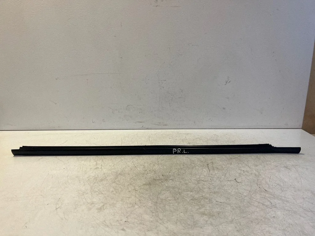 Front door glass trim molding – Mitsubishi Pajero Sport I (1996-2008)