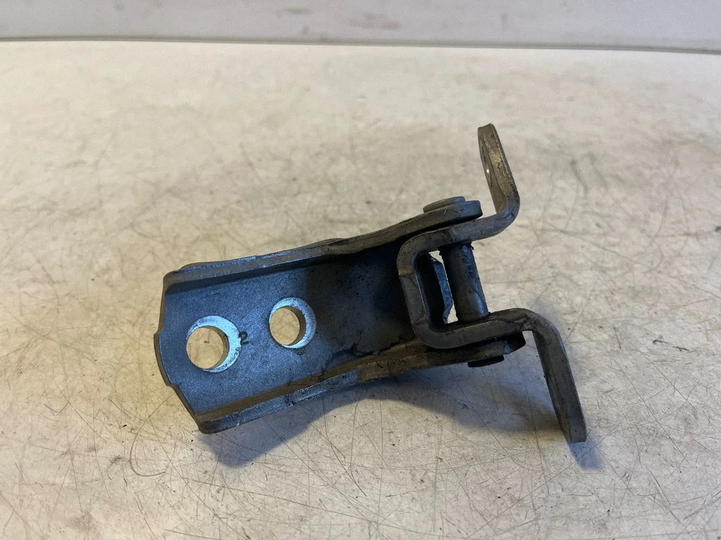 Front door upper hinge – Toyota Avensis T250 (2006-2009)