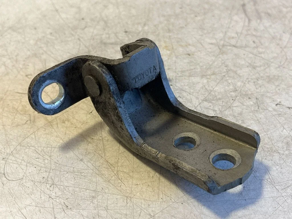 Front door upper hinge – Toyota Avensis T250 (2006-2009)