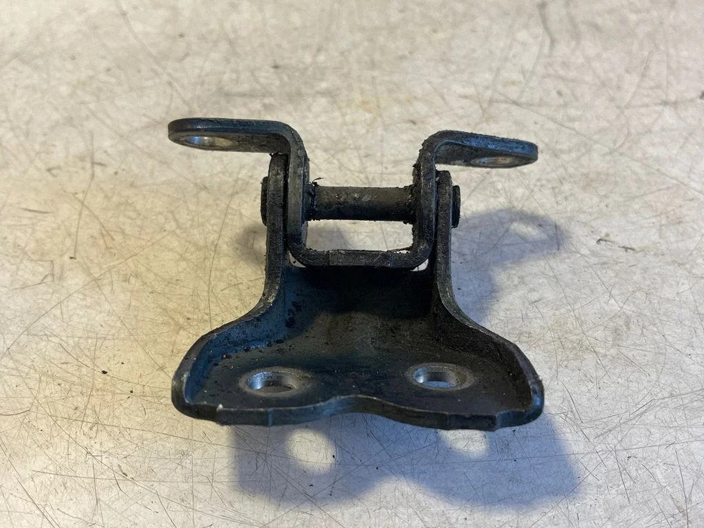 Front door lower hinge – Toyota Avensis T250 (2006-2009)