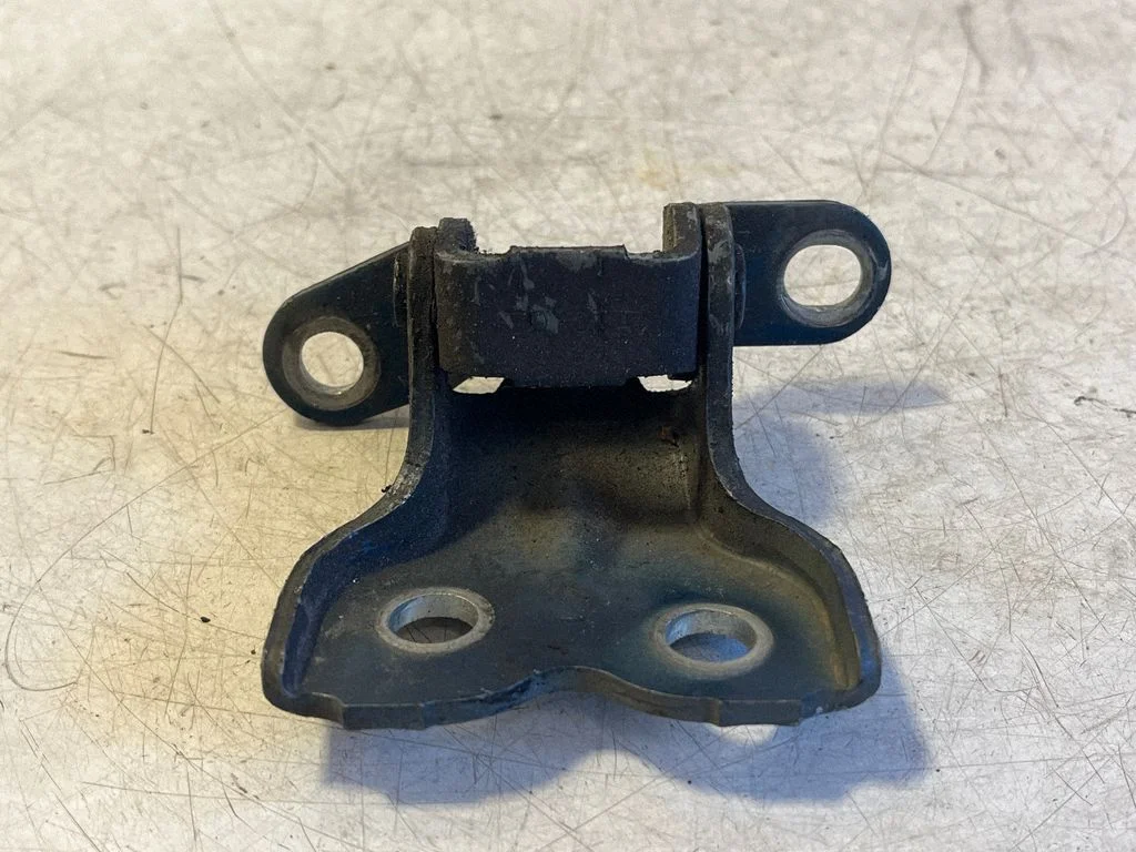 Front door lower hinge – Toyota Avensis T250 (2006-2009)