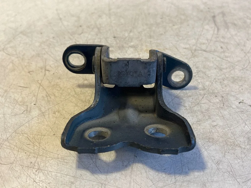 Front door lower hinge – Toyota Avensis T250 (2006-2009)