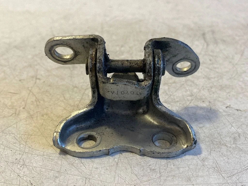 Rear door upper hinge – Toyota Avensis T250 (2006-2009)