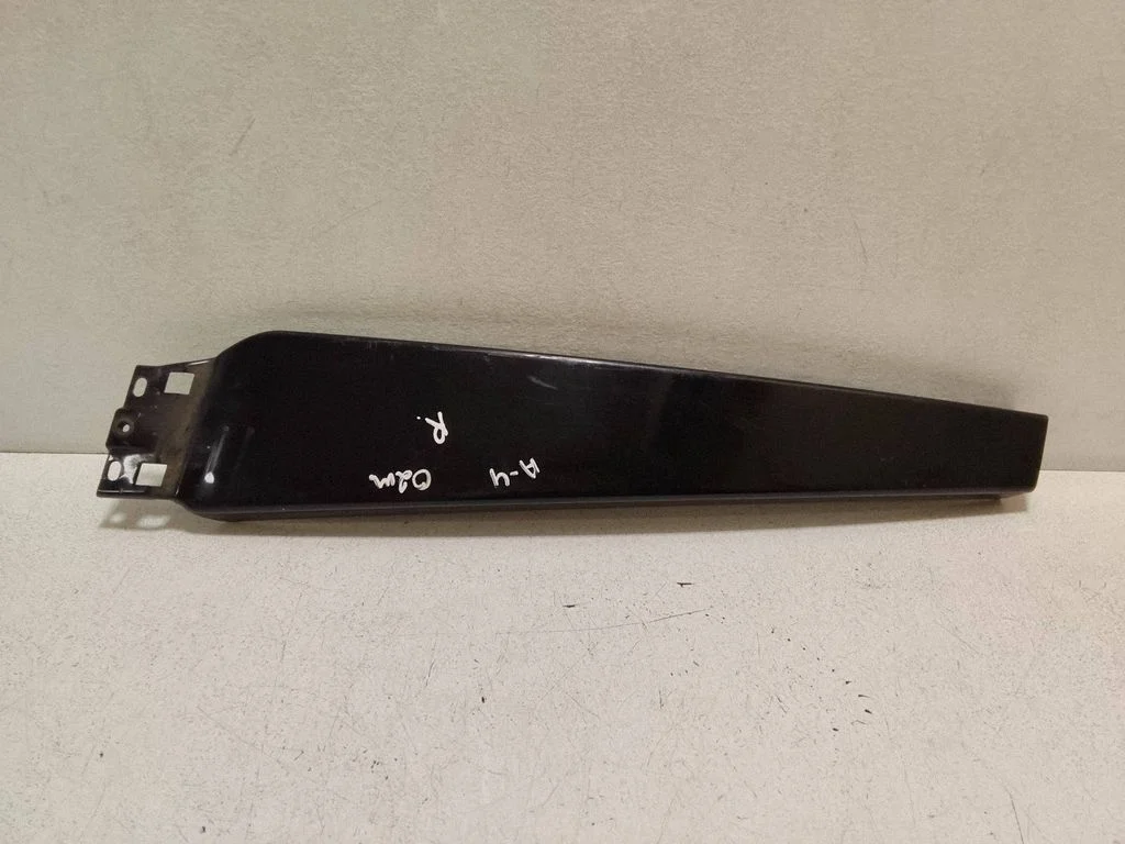 (B) piilari kate (välimine) – Audi A4 S4 B6 8E 8H (2001-2005)