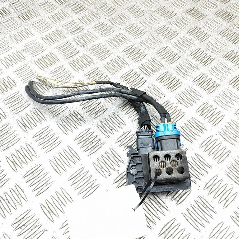 Coolant fan relay 9673999980