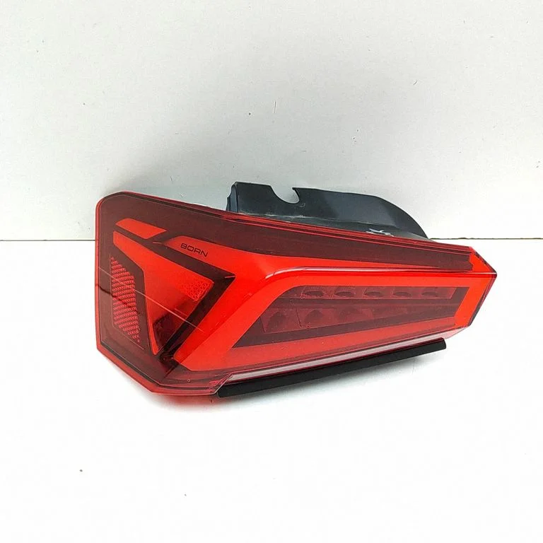 Lampa tylna w błotniku 10E945095A