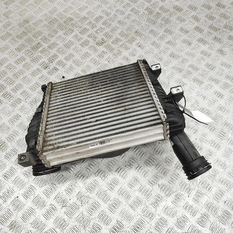 Vahejahuti radiaator 7P0145804B