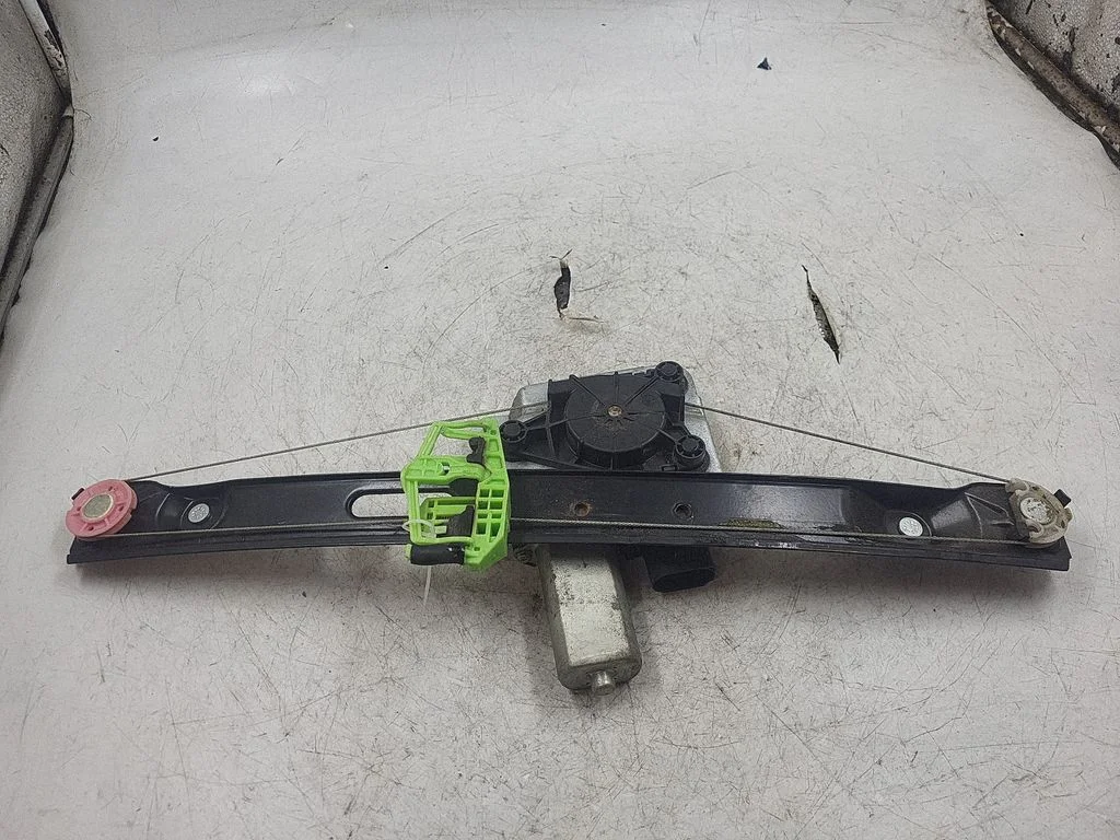 Rear door window regulator with motor 1060079