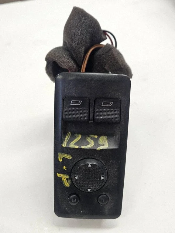Electric window control switch – Volkswagen Transporter - Caravelle T4 (1991-2003)
