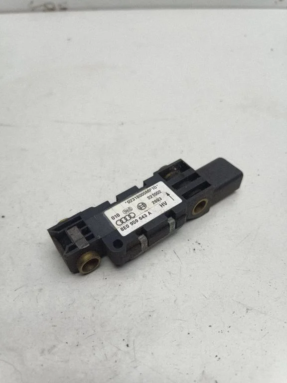 Airbag deployment crash/impact sensor – Volkswagen Touareg I (2002-2010)