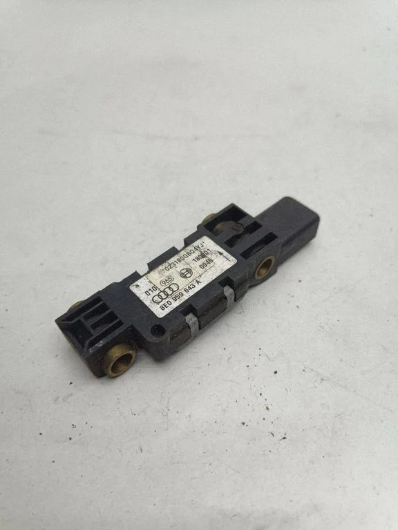 Airbag deployment crash/impact sensor – Volkswagen Touareg I (2002-2010)