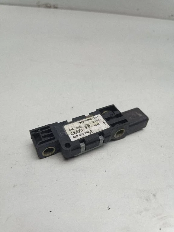 Airbag deployment crash/impact sensor – Volkswagen Touareg I (2002-2010)