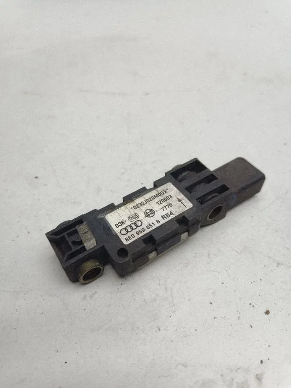 Airbag deployment crash/impact sensor 8E0959651B – Audi A3 S3 8P (2003-2012)