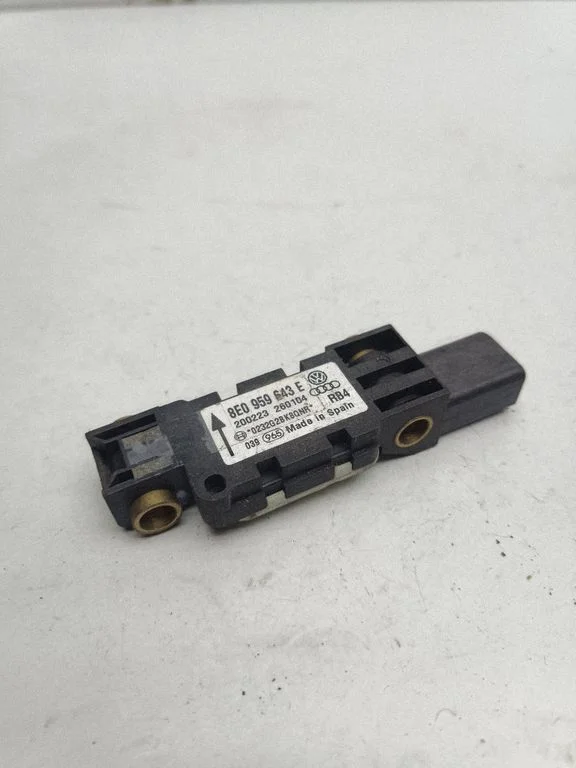 Airbag deployment crash/impact sensor – Volkswagen Touareg I (2002-2010)