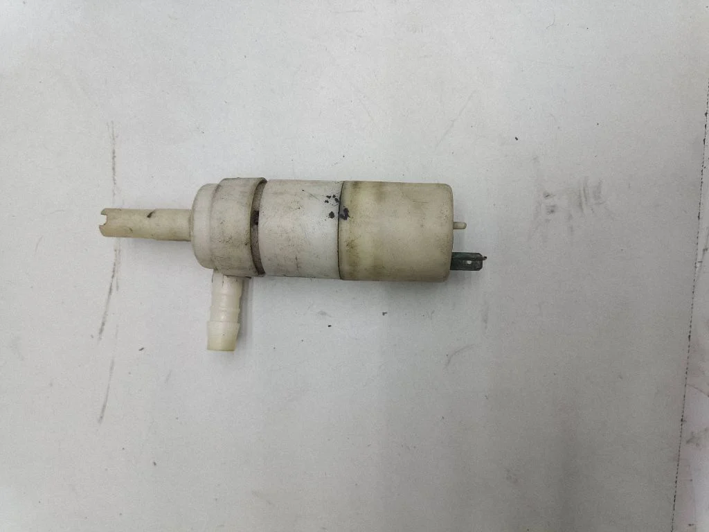 Windscreen/windshield washer pump – Audi A6 S6 C4 4A (1994-1997)